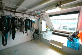 Black-Pearl-Explorer-Equipement-room-02142