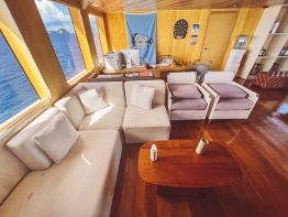 Black-Pearl-Explorer-Indoor-lounge-2197