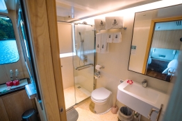 Black-Pearl-Explorer_DeLuxe-Oceanview-Stateroom-nbr-10-01124