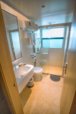 Black-Pearl-Explorer_DeLuxe-Oceanview-Stateroom-nbr-9-01110