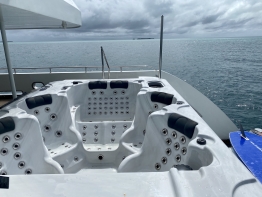 Black Pearl Explorer Jacuzzi