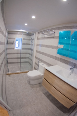 EmperorExplorer_Main_Deck_Bath_cabins_910