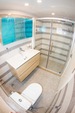 EmperorExplorer_lower_deck_bath