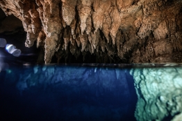 Black-Pearl-Explorer-Chandelier-Cave_People-Diving-02736