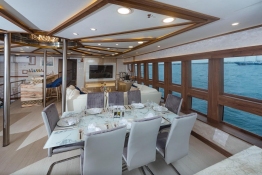 Tiburon-Explorer-indoor-dining1