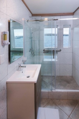 Tiburon-Explorer-main-deck-cabin-bathroom-1