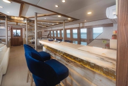 Tiburon-Explorer-indoor-bar