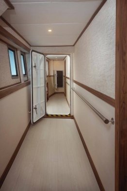 Tiburon-Explorer-lower-deck-corridor1