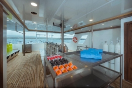 Tiburon-Explorer-dive-deck2