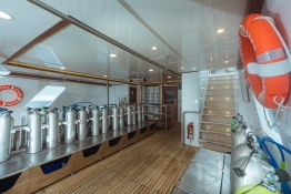 Tiburon-Explorer-dive-deck3
