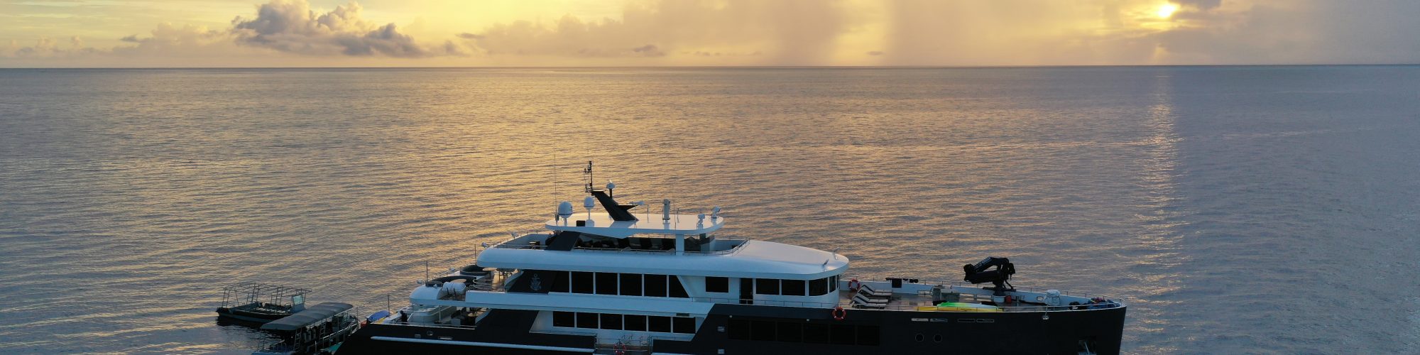 Black Pearl Explorer Exterior Photo
